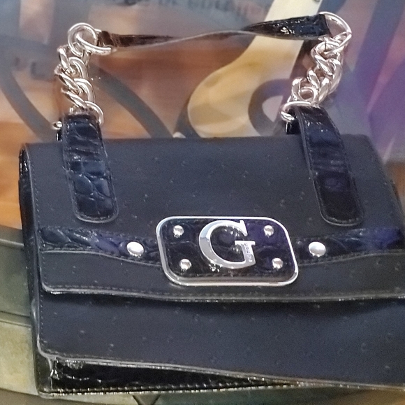 Guess purse. Like new☺ - Picture 2 of 5